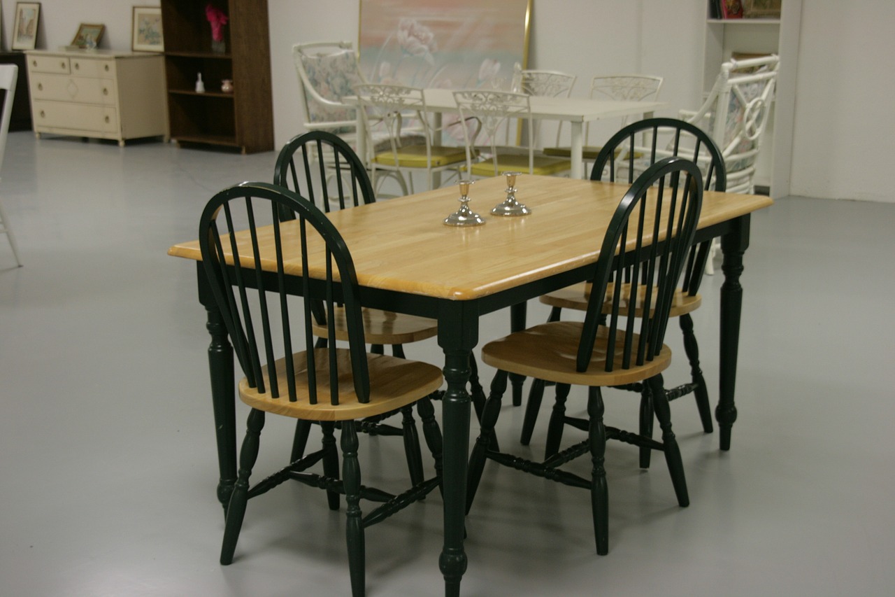 Salon z jadalnią: dwie funkcje, jedno pomieszczenie – ekskluzywne, designerskie stoły do jadalni