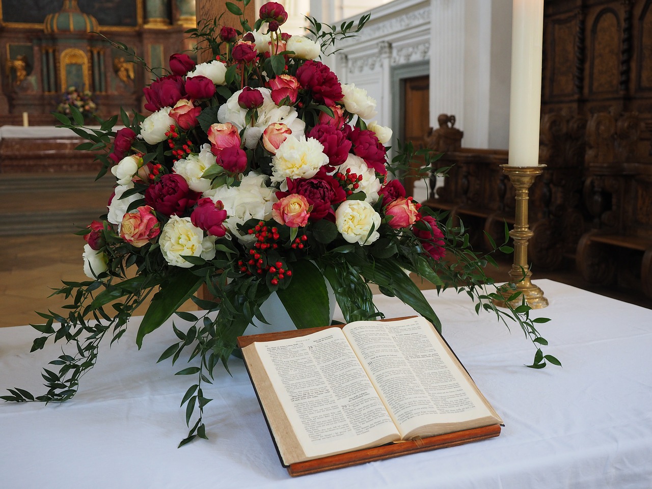 Wystrój kościoła z okazji ślubu – dekoracje kwiatowe kościoła