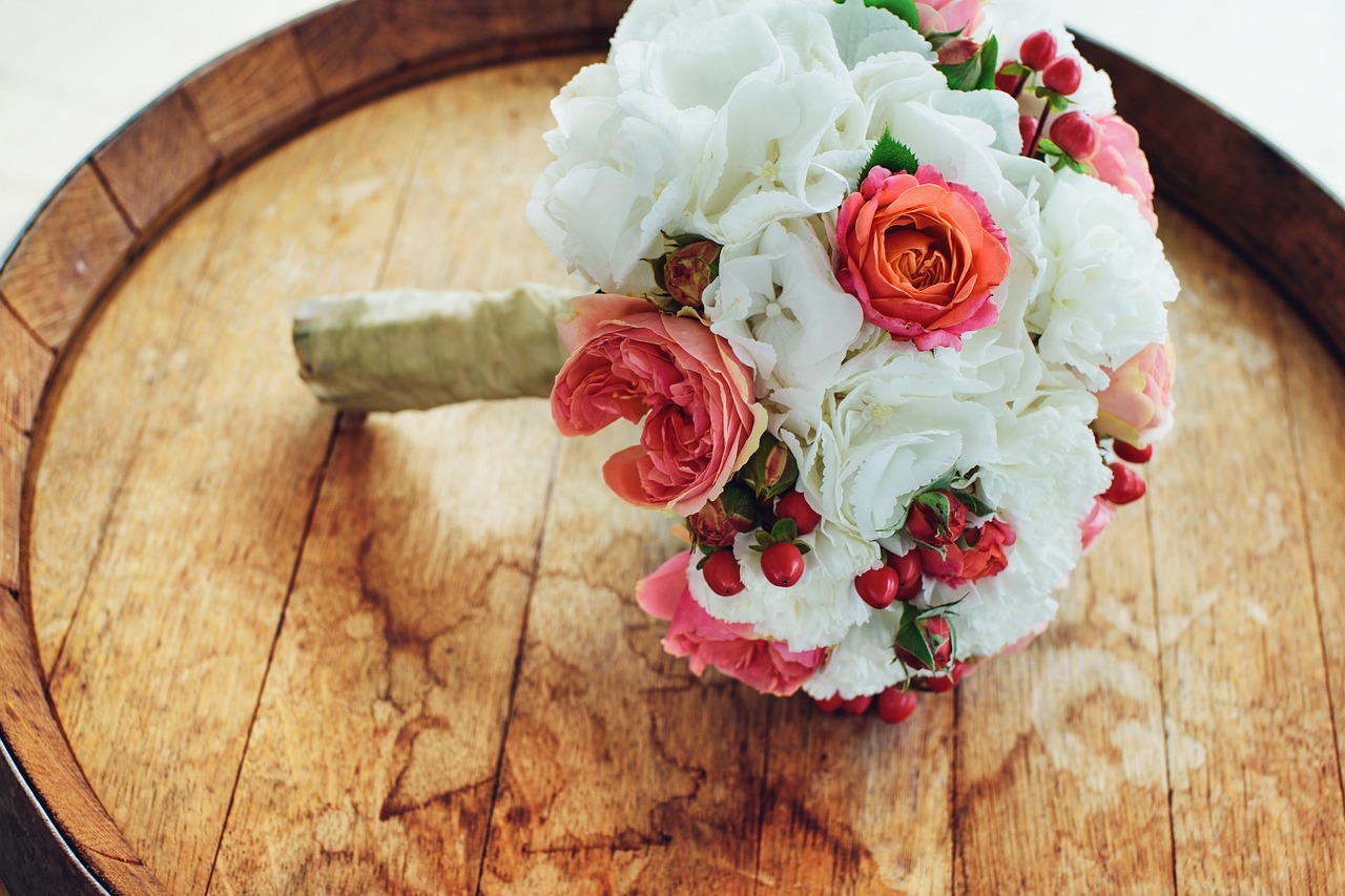 Kwiaty specjalnie na ten wyjątkowy dzień – wykonujemy ekstrawaganckie bukieciki ślubne, wiązanki ślubne okrągłe, berło Włocławek