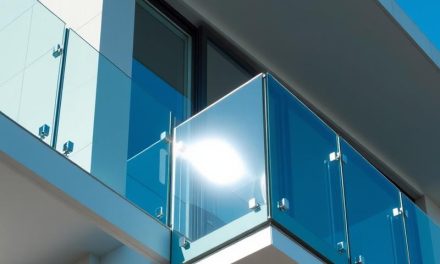 Szklane balustrady: bezpieczeństwo, nowoczesny design i zastosowanie